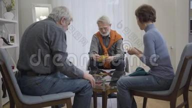 自信的白人老人在桌子上打牌。 退休老年男女在<strong>养老院</strong>休息.. 重点